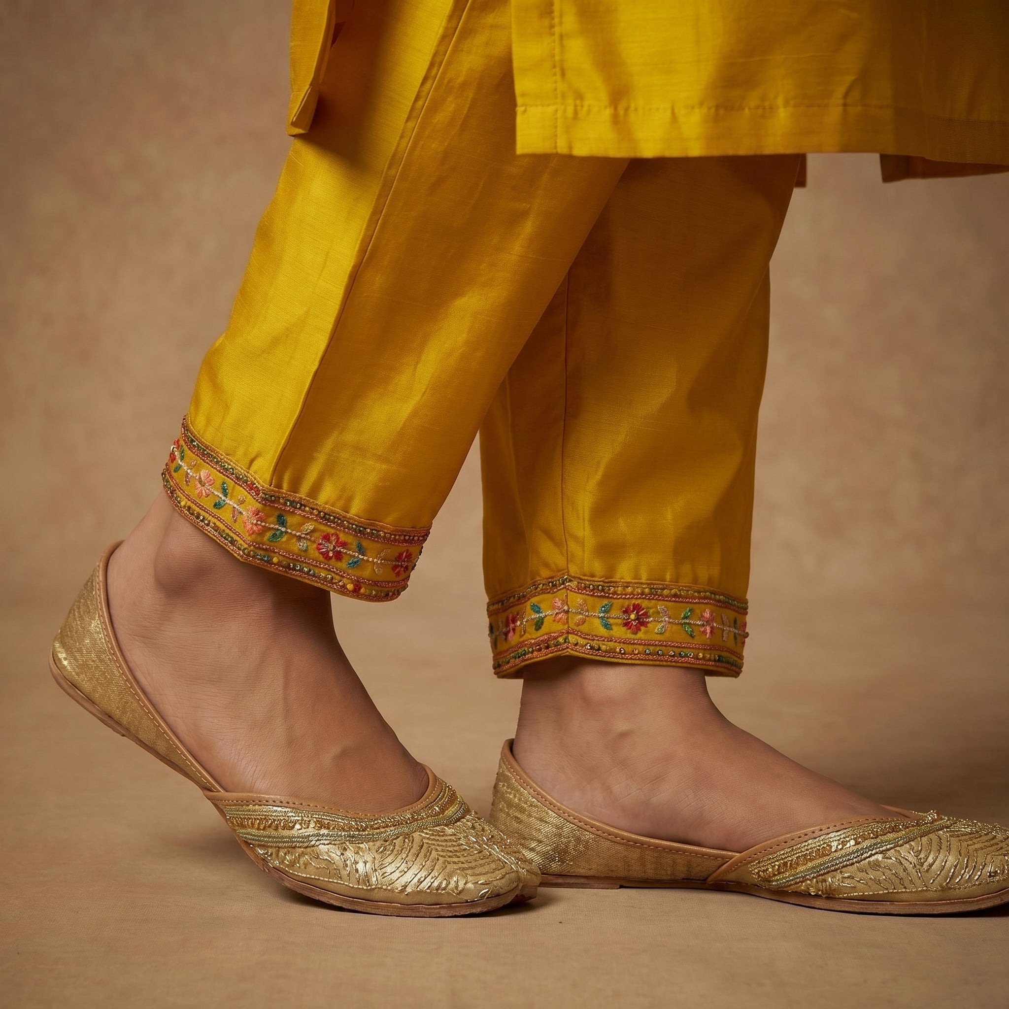 Sunehri Noor Embroidered Viscose Kurta Set